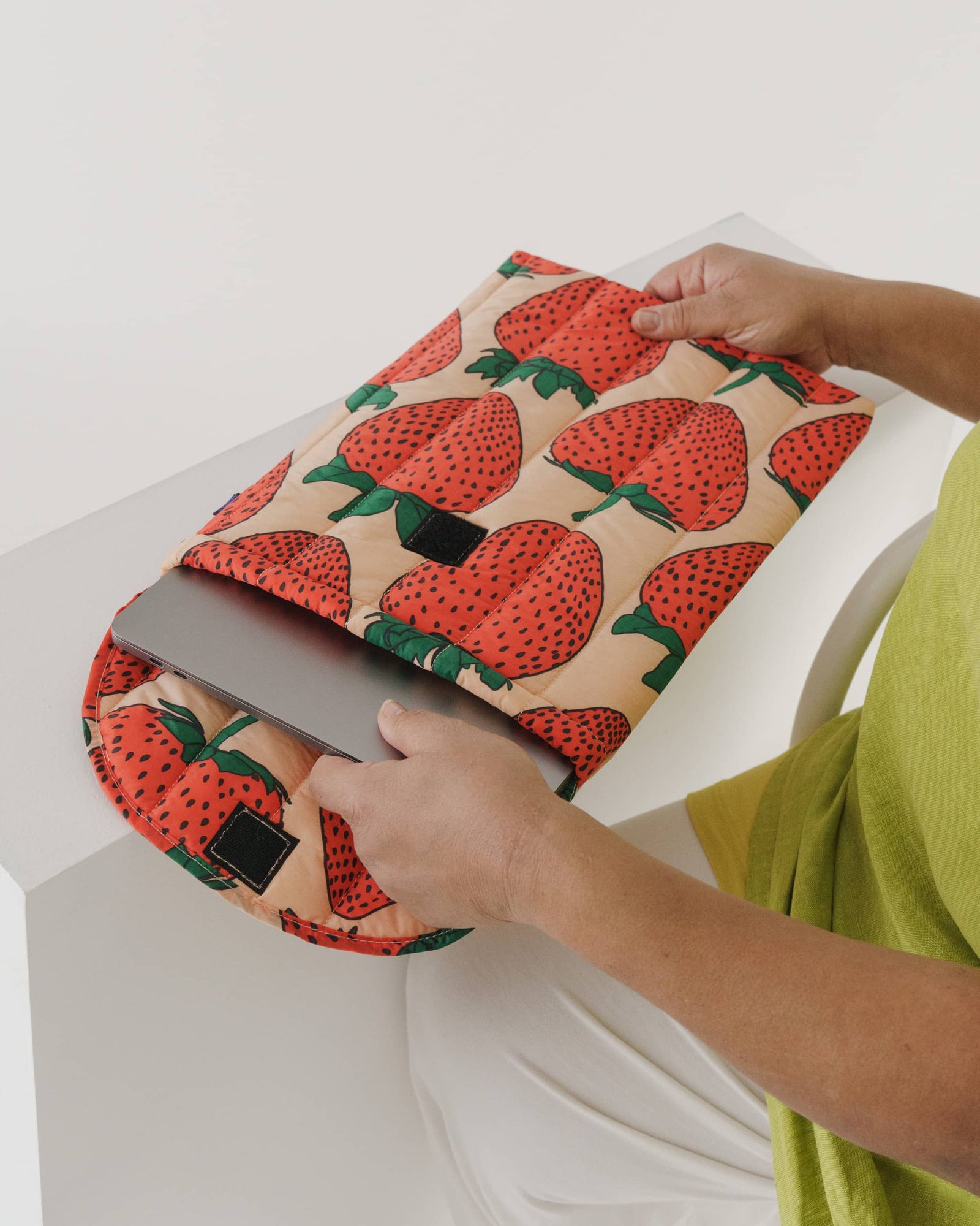 Puffy Laptop Sleeve 16" - Strawberry - Travel Ready