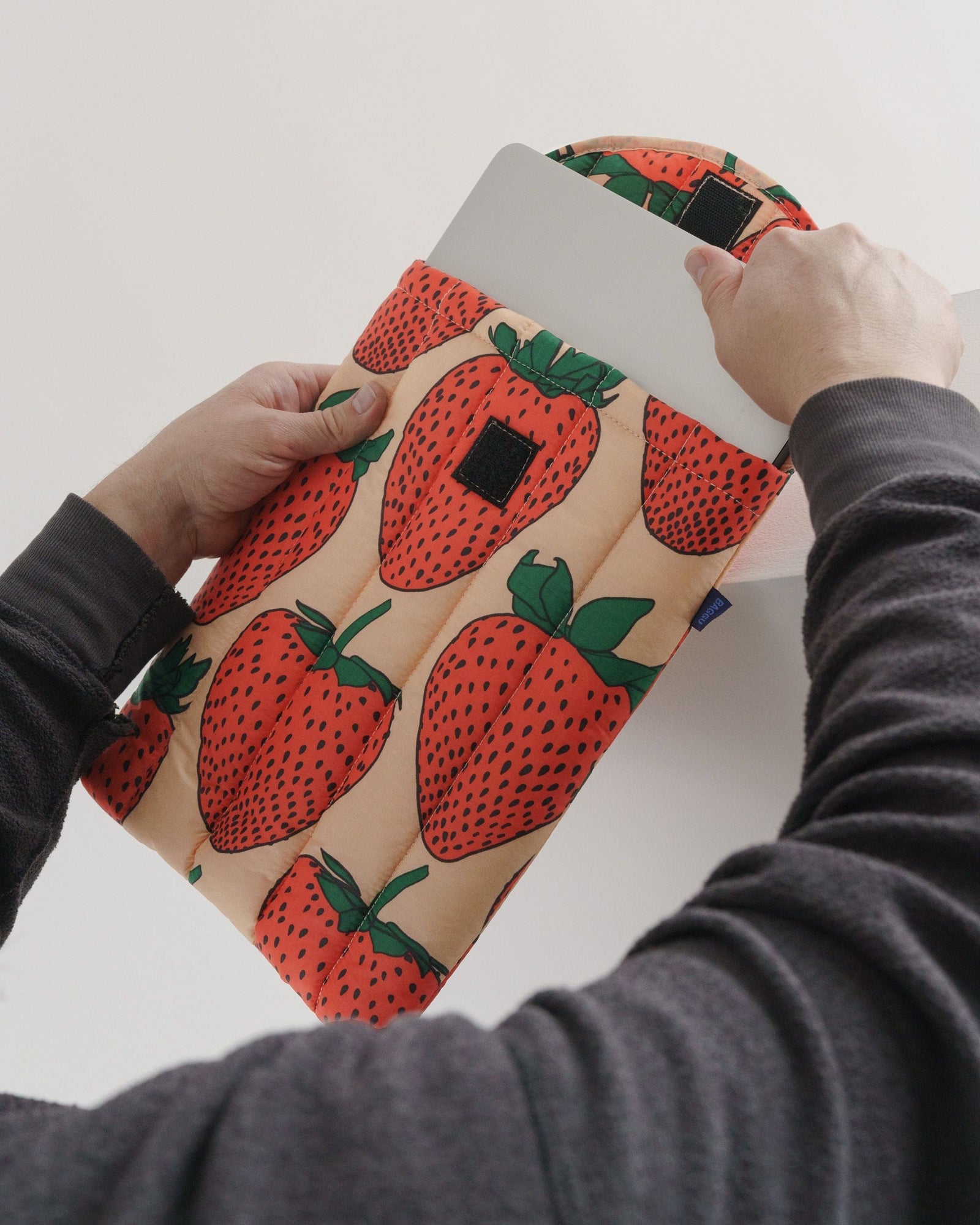 Puffy Laptop Sleeve 13"/14" - Strawberry - Light Storage