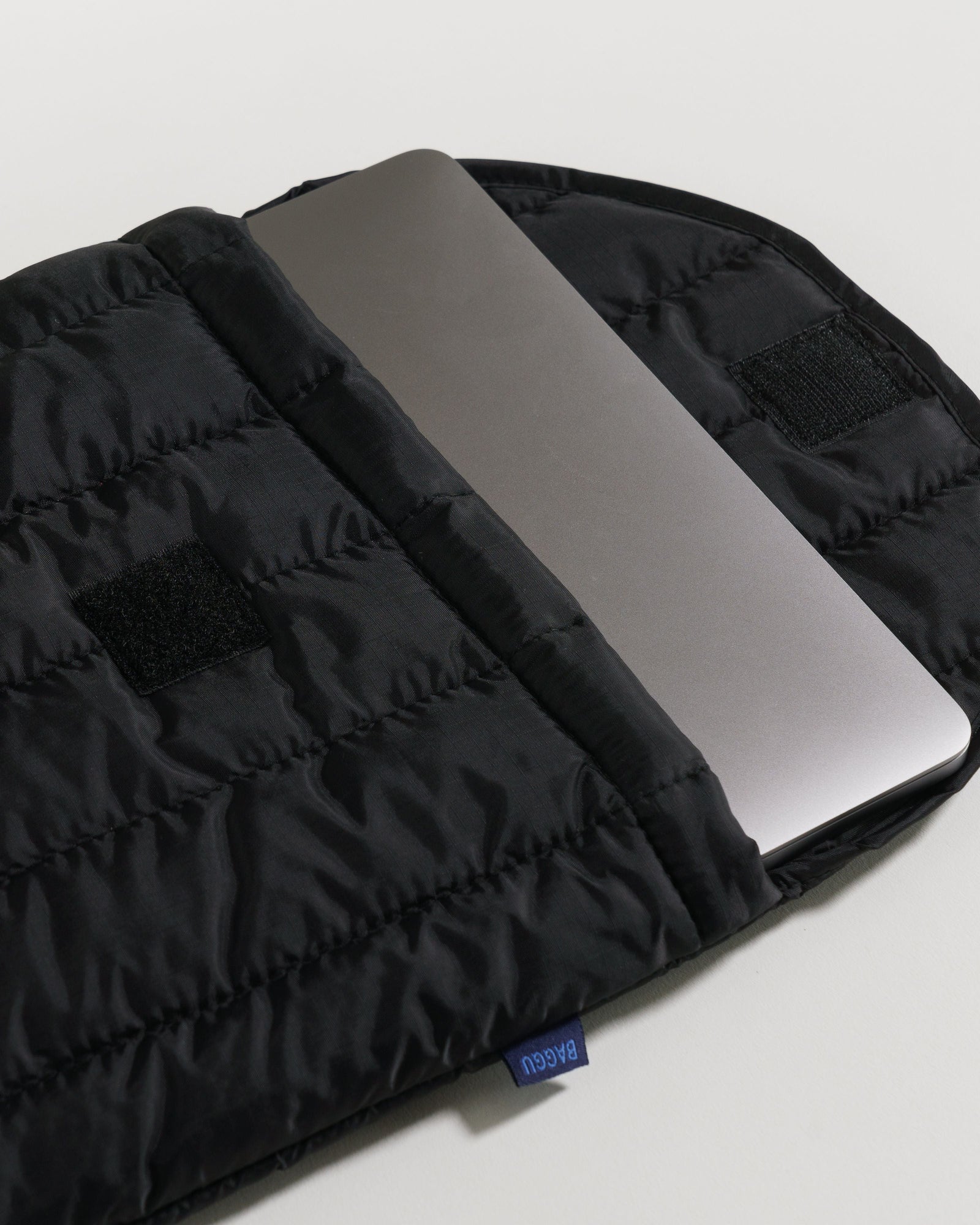 Puffy Laptop Sleeve 16" - Black - Light Storage