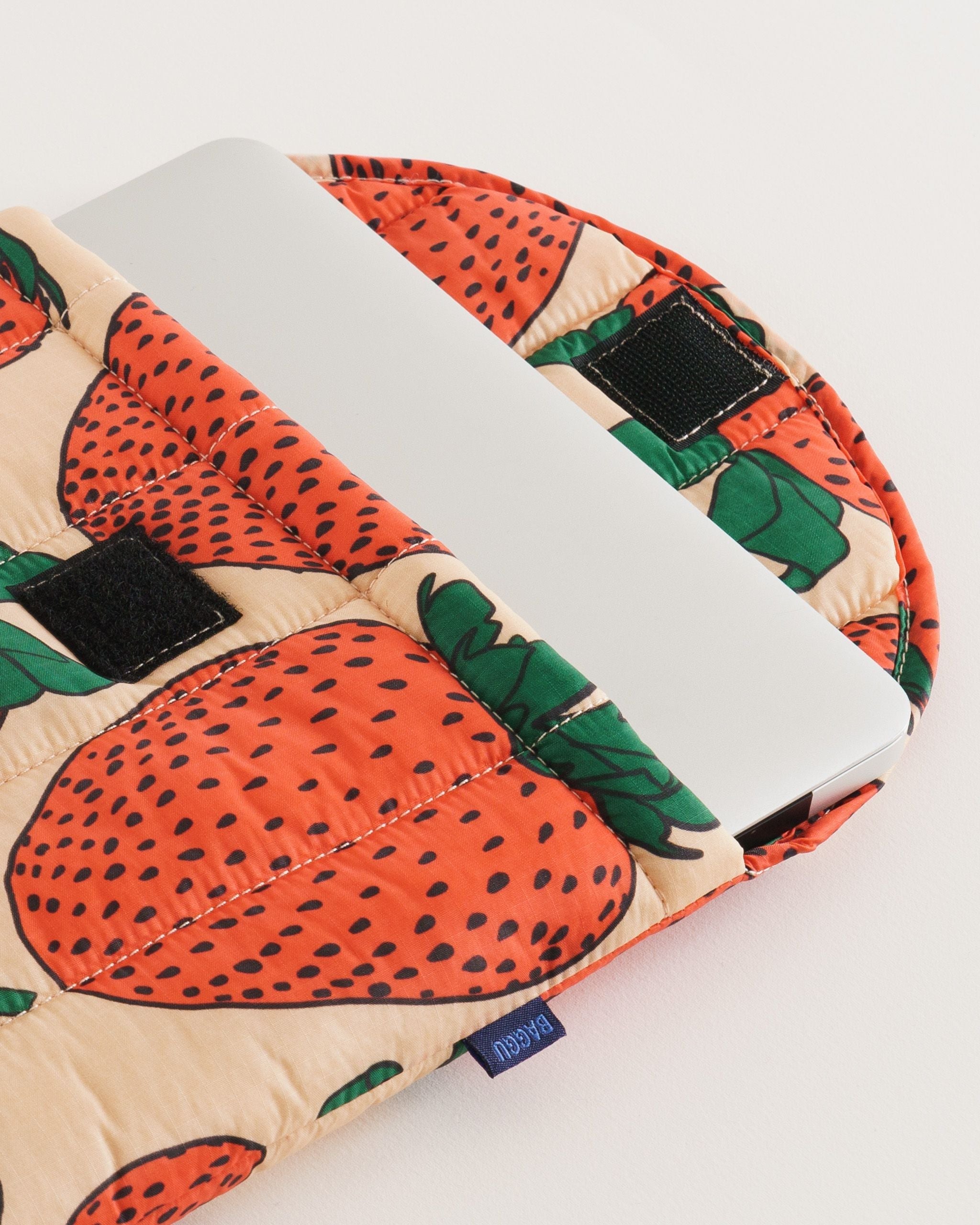 Puffy Laptop Sleeve 13"/14" - Strawberry - Light Storage